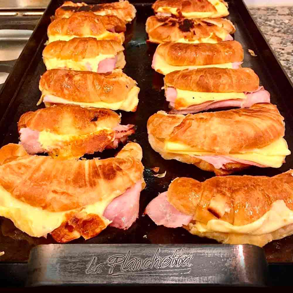 medialunas de jamon y queso en la planchetta de 2 hornallas medialunas de jamon y queso en la planchetta de 2 hornallas