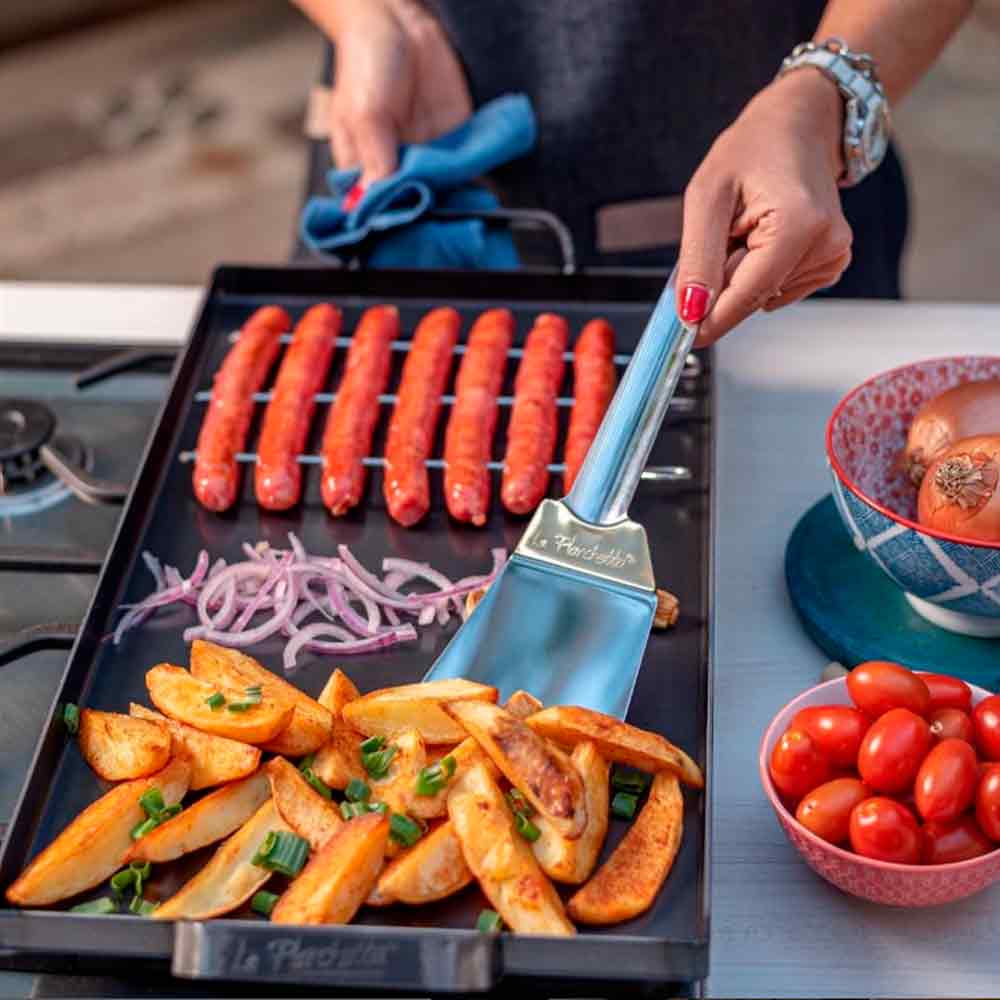 planchetta de 2 hornallas y espatula con comida