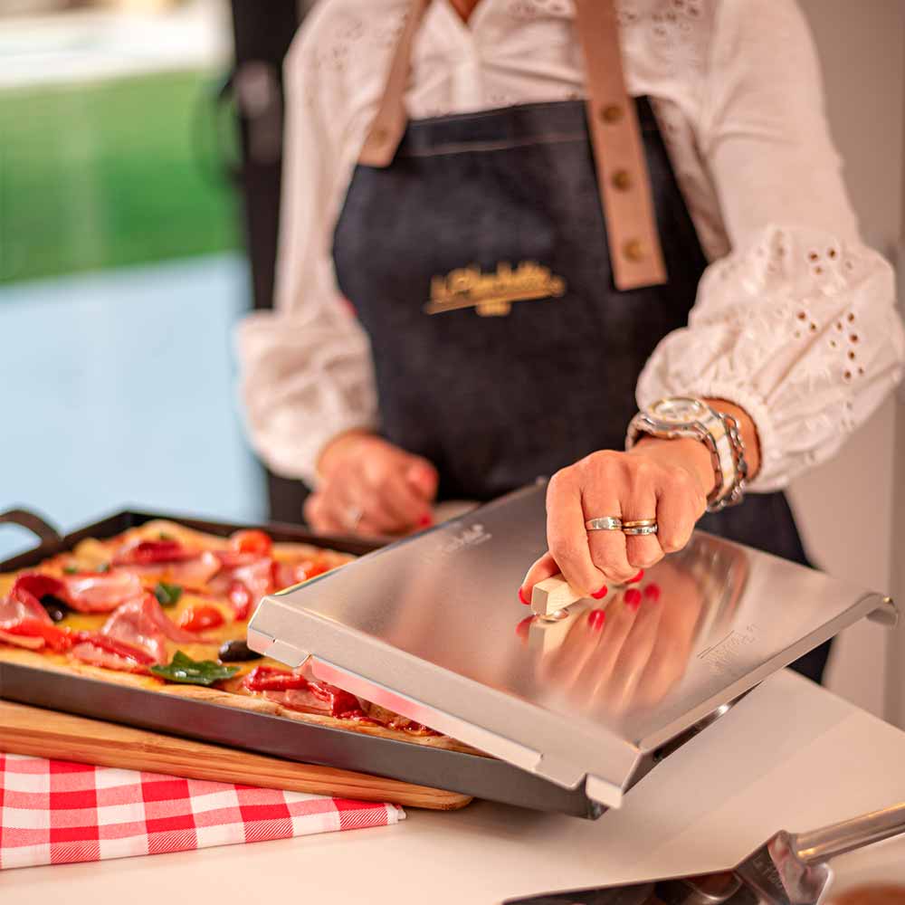 mujer cocinando en la planchetta de 2 hornallas con tapa mujer cocinando en la planchetta de 2 hornallas con tapa