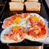 planchetta con tostadas y huevos