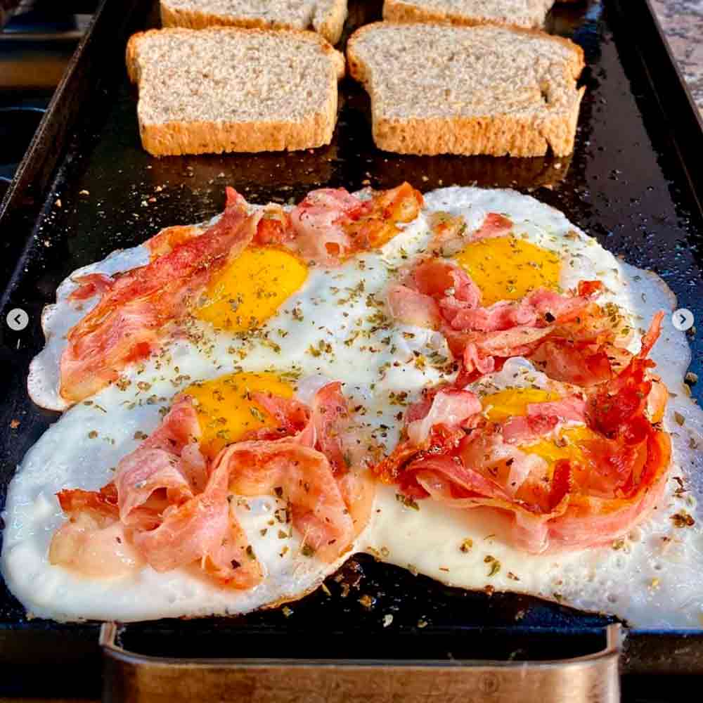 planchetta de 2 hornallas con tostadas, huevos y bacon