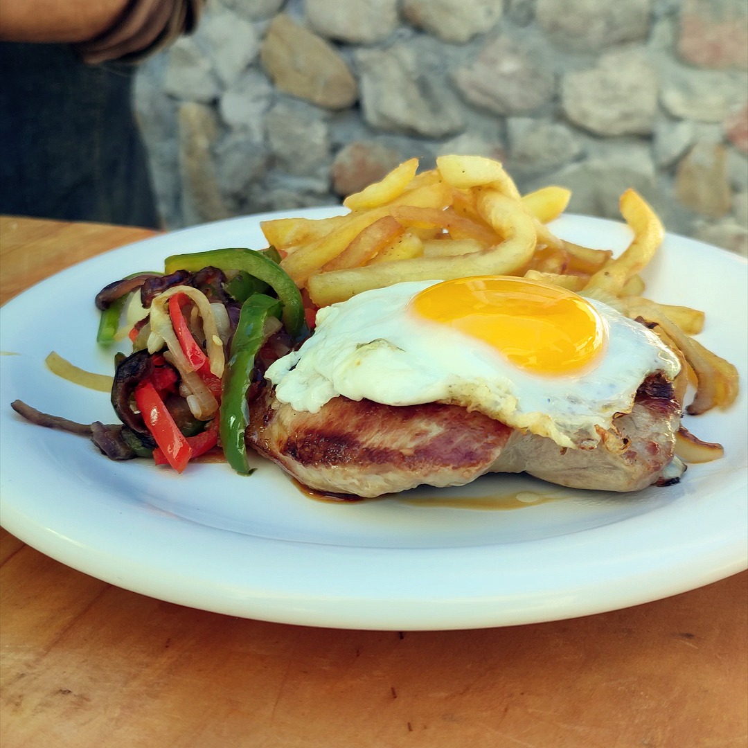 BIFES DE CERDO CON HUEVO Y PAPAS FRITAS