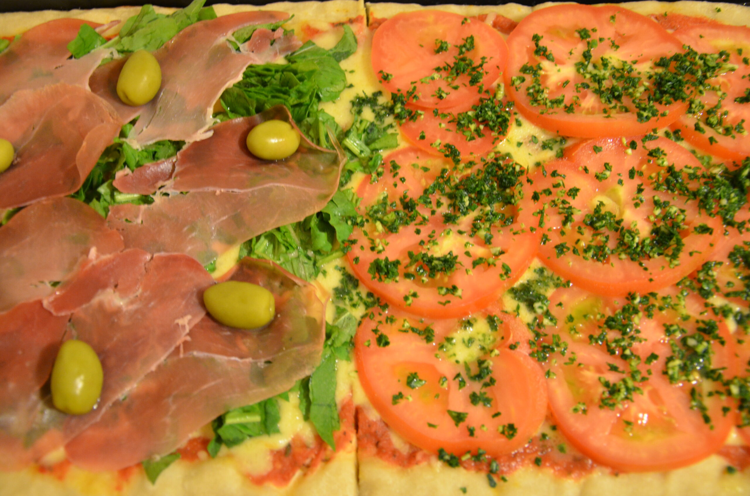 Pizza napolitana, rúcula y jamón crudo en La Planchetta