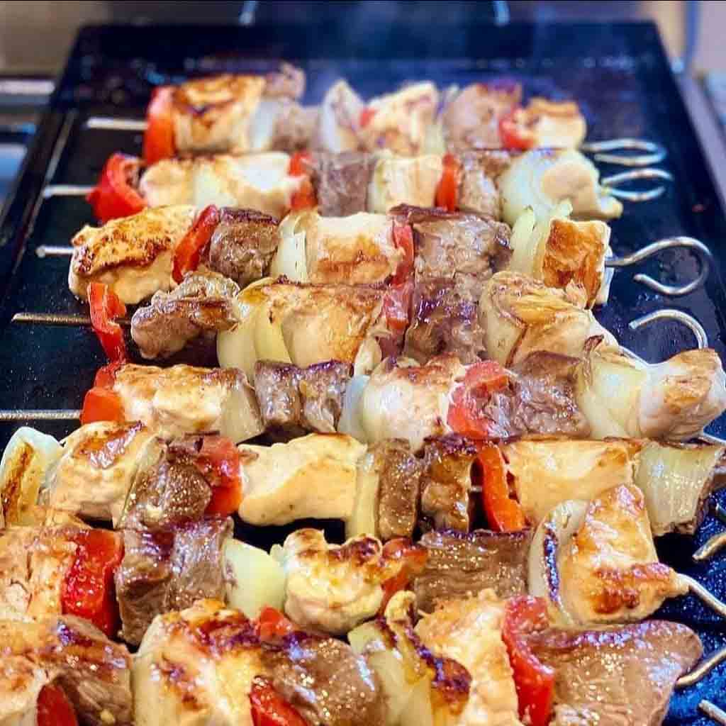 brochettes hechas con pinchos en la planchetta brochettes hechas con pinchos en la planchetta