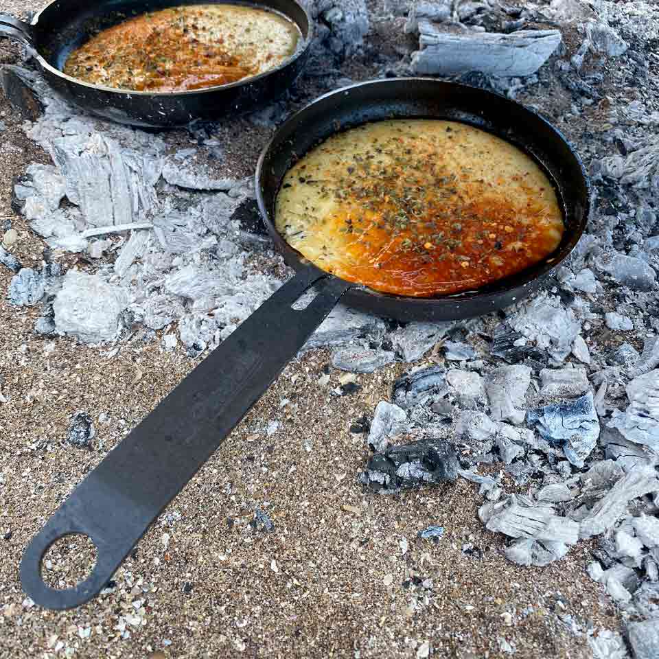 PROVOLETERA la planchetta con una provoleta crocante PROVOLETERA la planchetta con una provoleta crocante