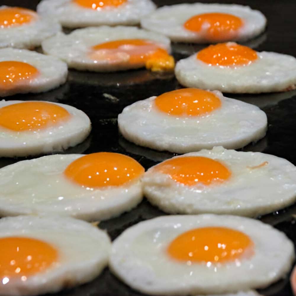 planchetta con muchos huevos hechos con moldes de huevos la planchetta