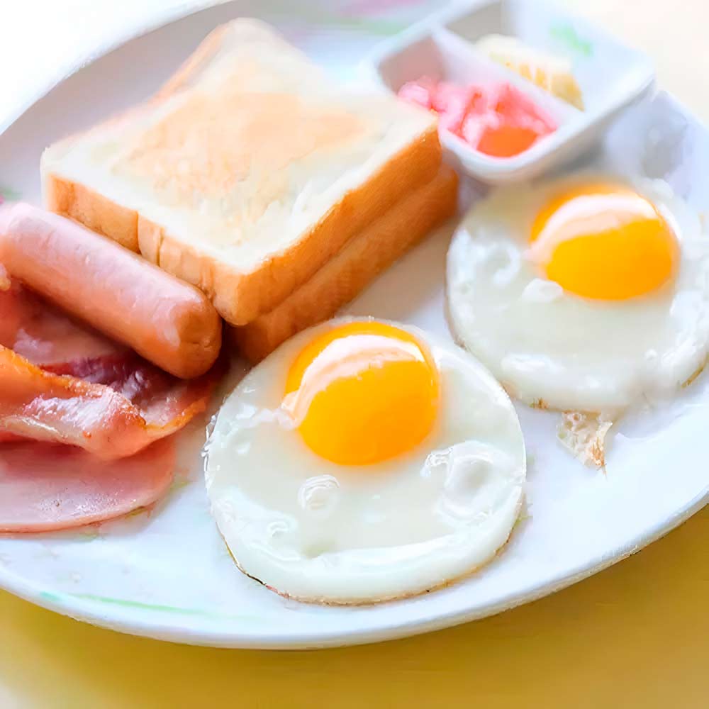 plato con huevos hechos con moldes de huevos la planchetta