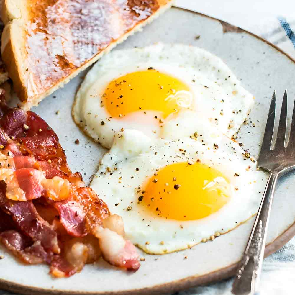 plato con huevos hechos con moldes de huevos la planchetta