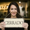 cartel y chapa decorativa retro vintage cerrado en la puerta de local comercial