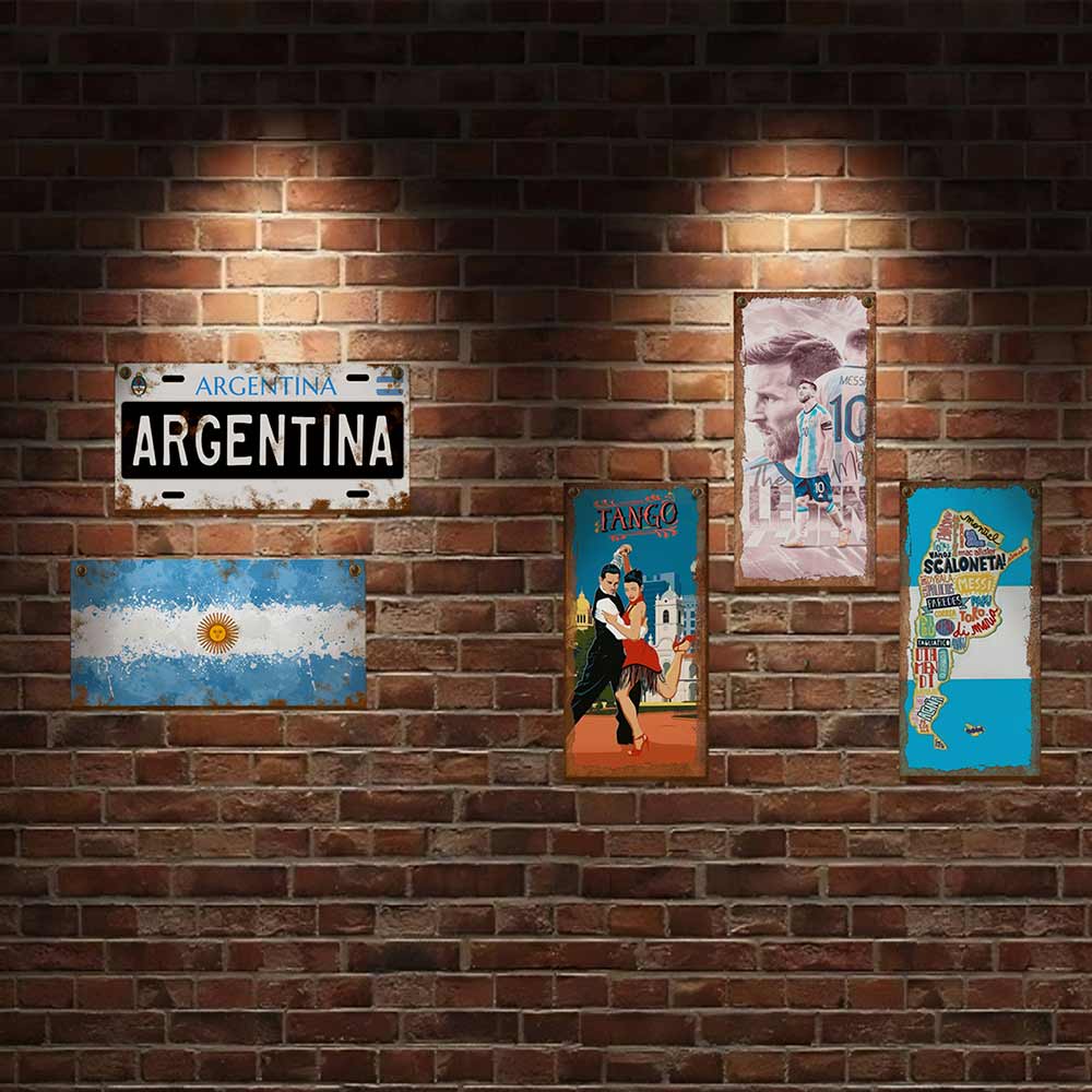 set de 5 carteles y chapas decorativas retro vintage de argentina sobre pared de ladrillos