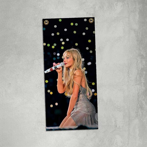cartel y chapa decorativa de sabrina carpenter