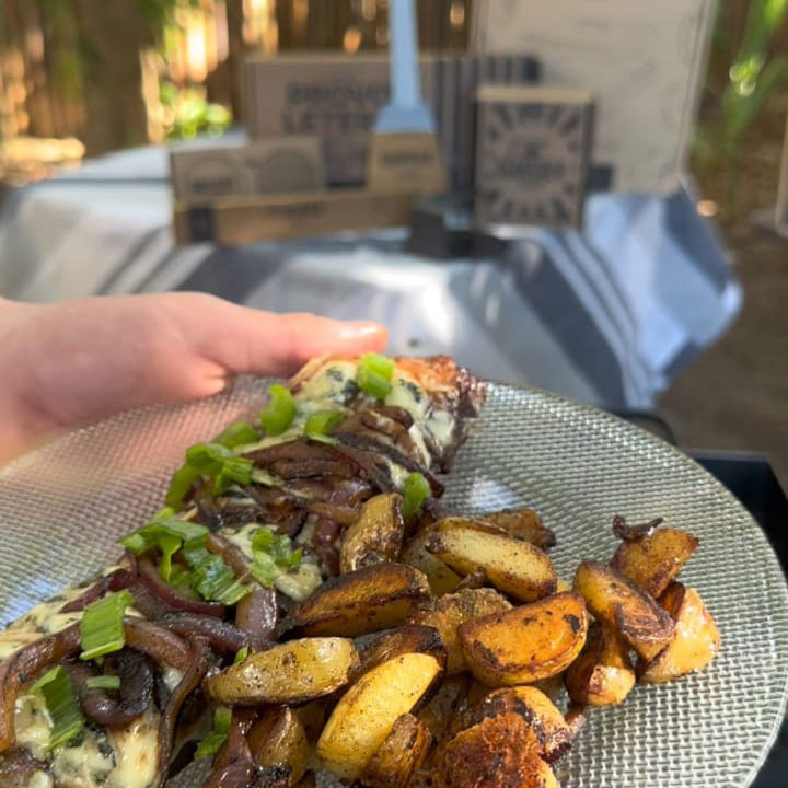 plato de comida elaborado al aire libre con el anafe portatil a gas butano marca la planchetta