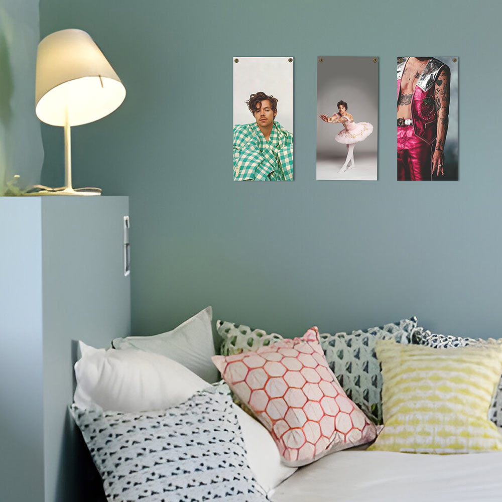 carteles y chapas decorativas de harry styles colgadas en la pared de una habitacion