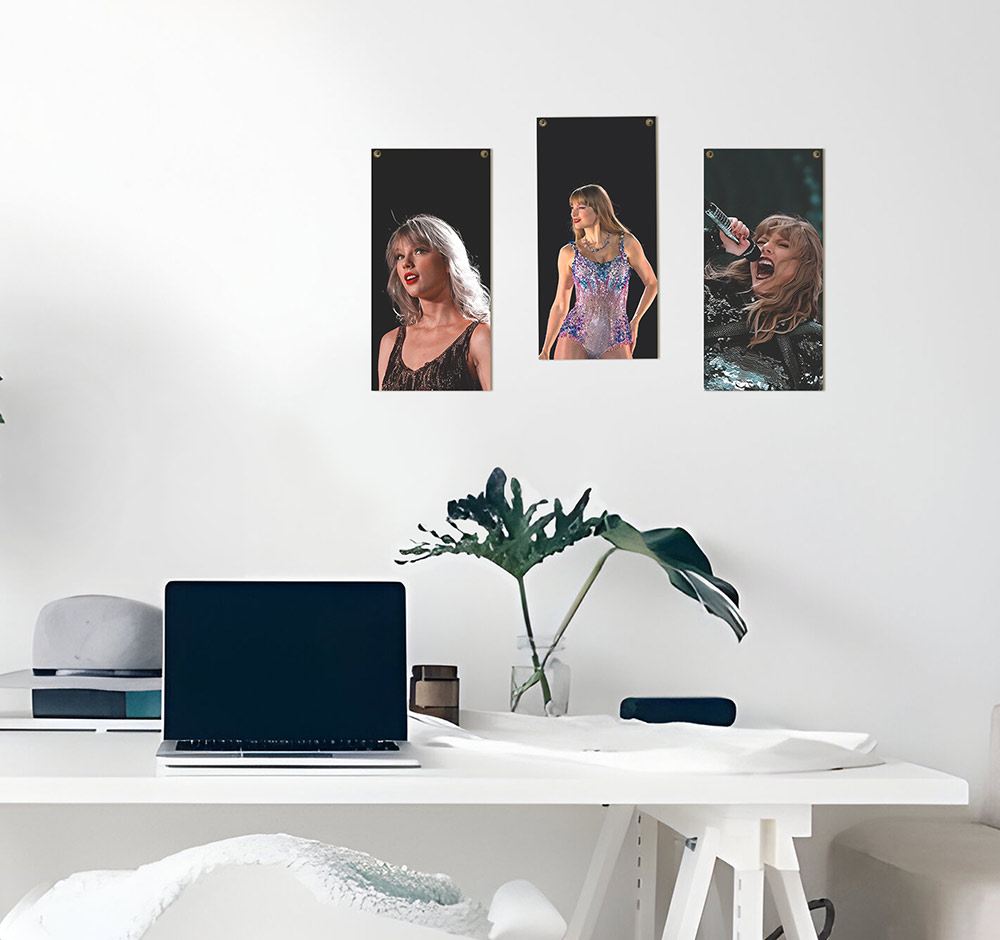 carteles y chapas decorativas de taylor swift colgadas en la pared de un escritorio