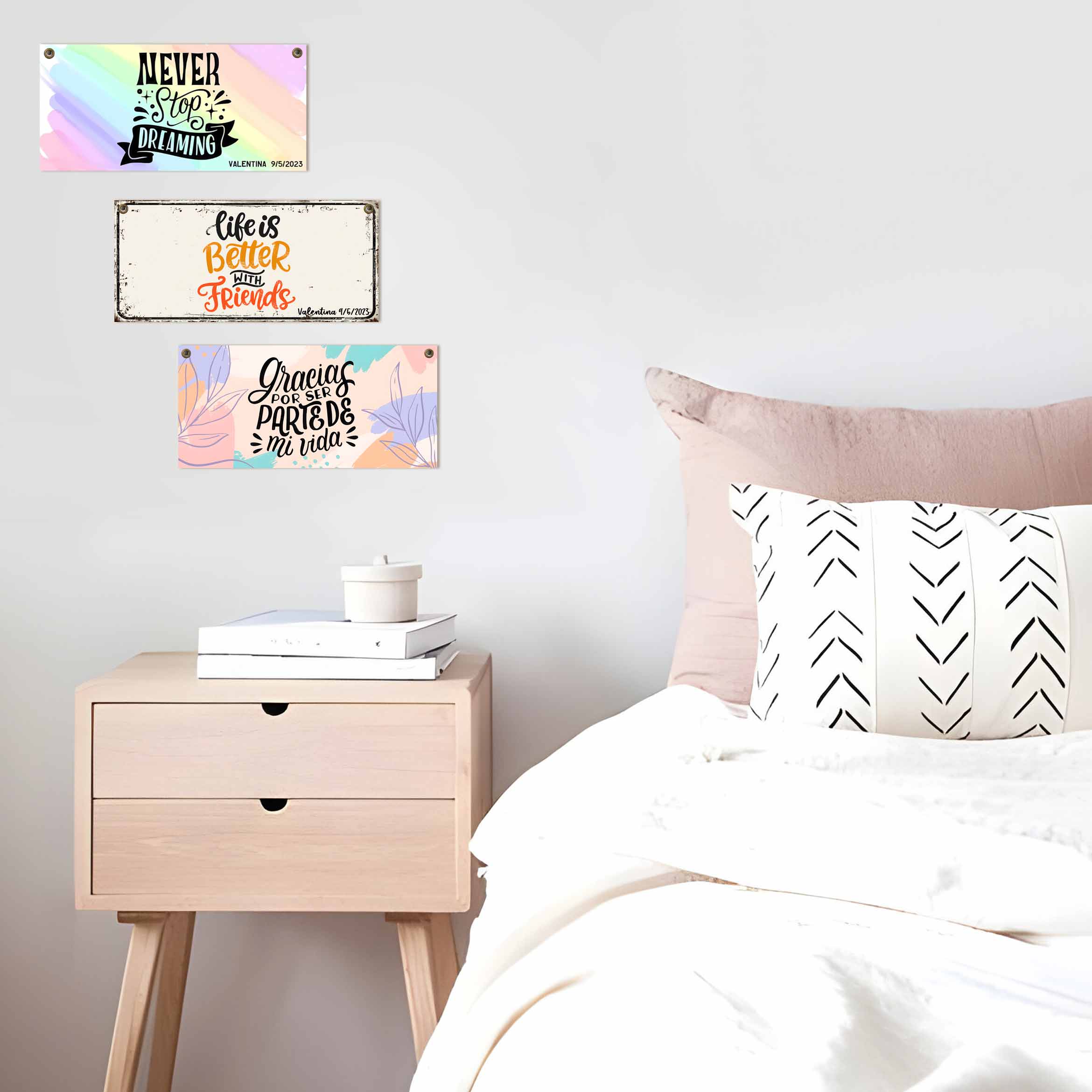 chapas souvenir decorativas con frases colgadas en la pared